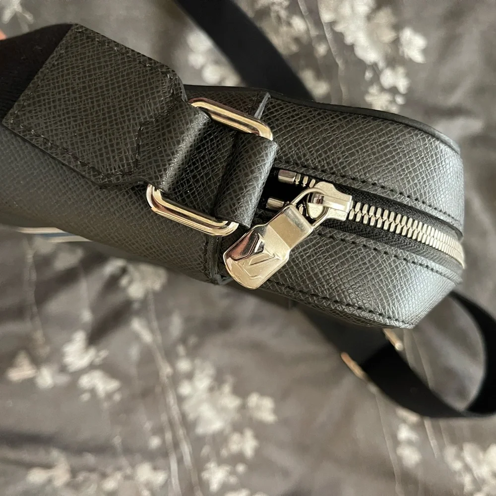 Louis Vuitton men’s cross over bag - Picture 4 of 5